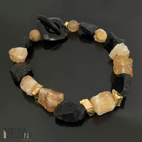 Colar Pietre D’Oro, com pedras naturais, citrino e obsidiana negra, com fecho de ágata