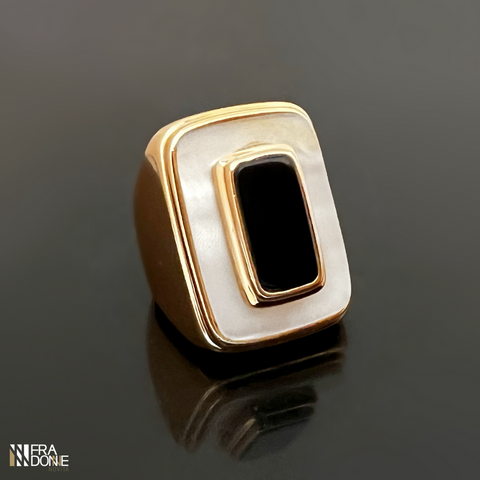 Anel com Madrepérola Branca e Esmalte Preto, Banhado a Ouro 18k