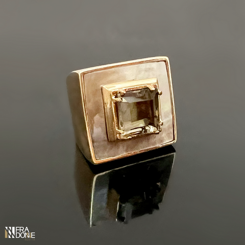 Anel com Madrepérola Marrom e Cristal Fumê, Banho a Ouro 18k