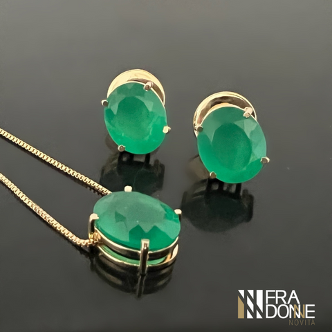 Conjunto colar e brincos, em formato gota, com cristais em tom jade verde, banho a ouro 18k