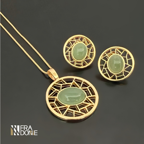 Conjunto brincos e corrente com pingente de pedra cabochão verde em banho a ouro 18k