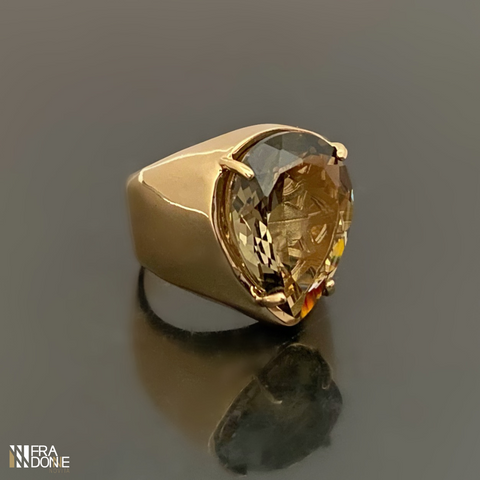 Anel mínimo Fascinação com cristal em formato de gota, banho a ouro 18k