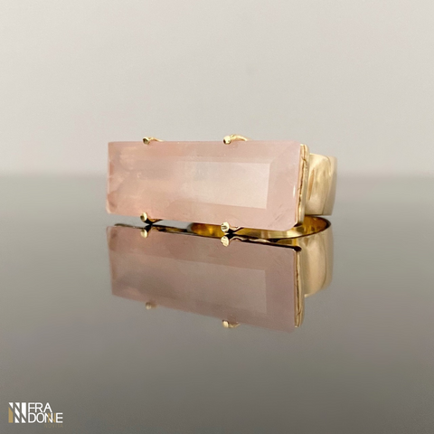 Anel com pedra natural, quartzo rosa, banho a ouro 18k