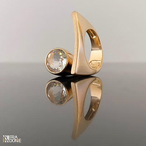 Anel Unique com cristal incolor, banho a ouro 18k