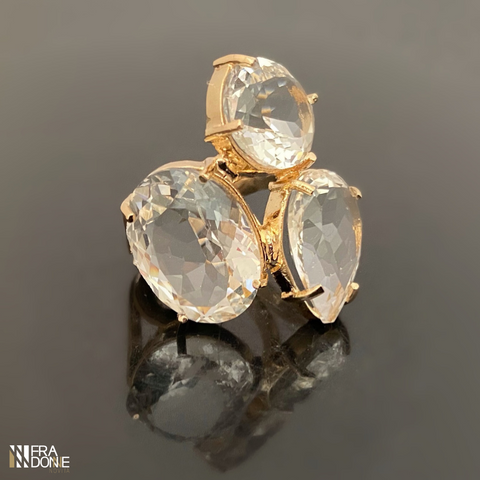 Anel com Trio de Cristais Incolor, Banho a Ouro 18k