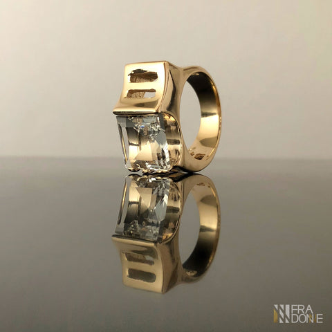 Anel com cristal incolor e detalhes vazados, banho a ouro 18k