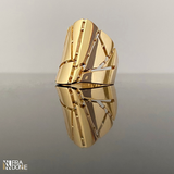 Anel geométrico vazado, com acabamento polido, banho a ouro 18k