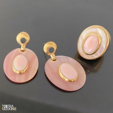 Brincos em formato oval, com madrepérola rainha e madrepérola rosa, banho a ouro 18k