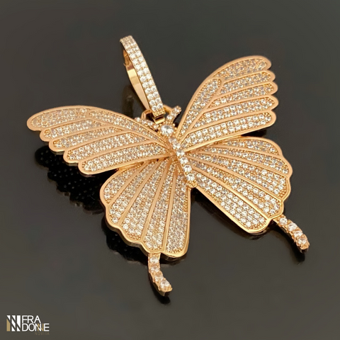 Pingente borboleta cravejada de zircônias, banho a ouro 18k