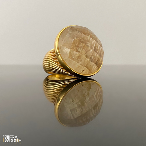 Anel com pedra natural, rutilo facetado, banho a ouro 18k